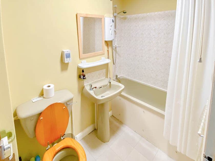 Bathroom | Oakley Quay, Porthmadog