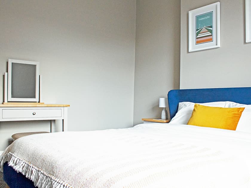 Downstairs double with mirror and dressing table | Captain’s Cottage, Shanklin