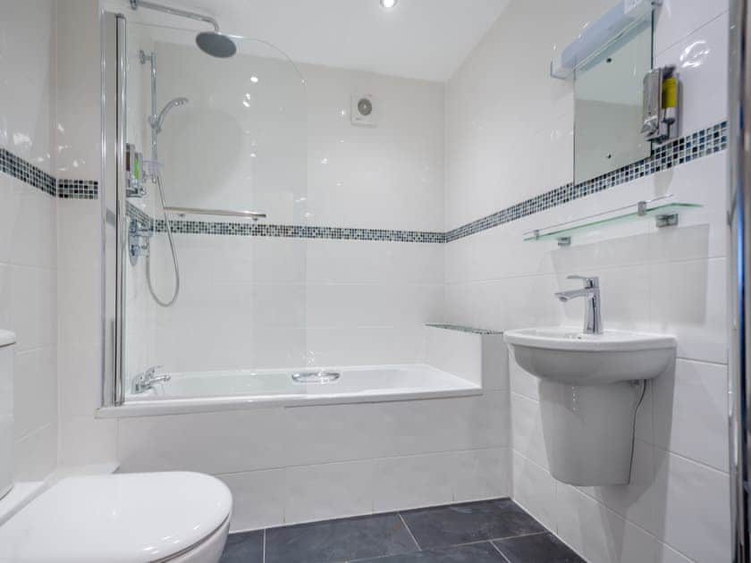 Bathroom | Gwel Yr Haul, Barmouth