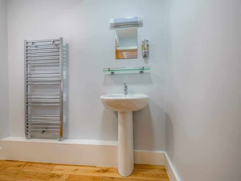 Bathroom | Gwel Yr Haul, Barmouth
