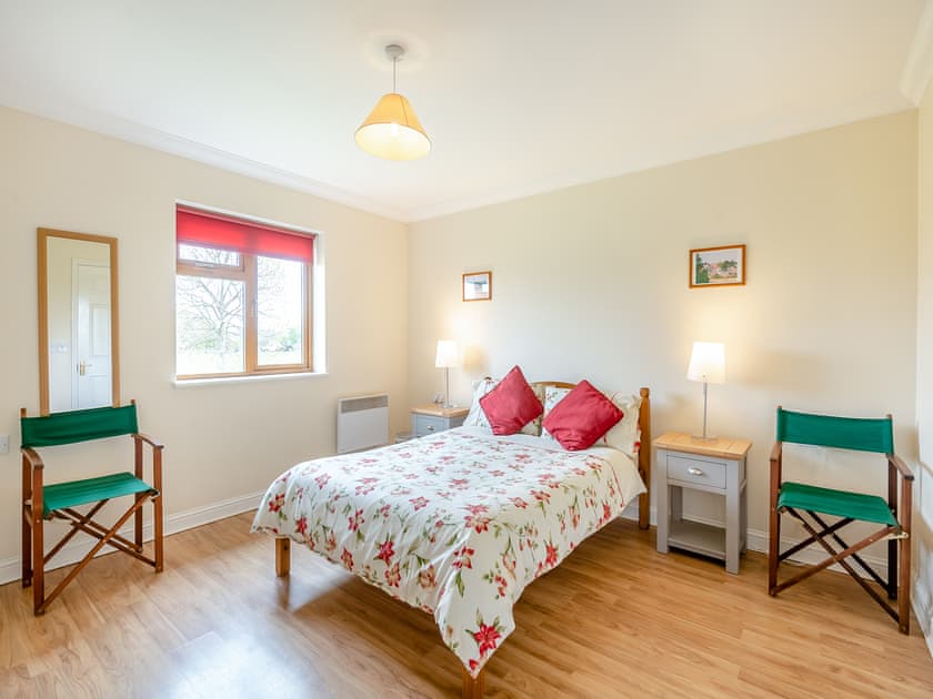 Double bedroom | Dairy Cottage - Linley Farm Cottages, St Osyth