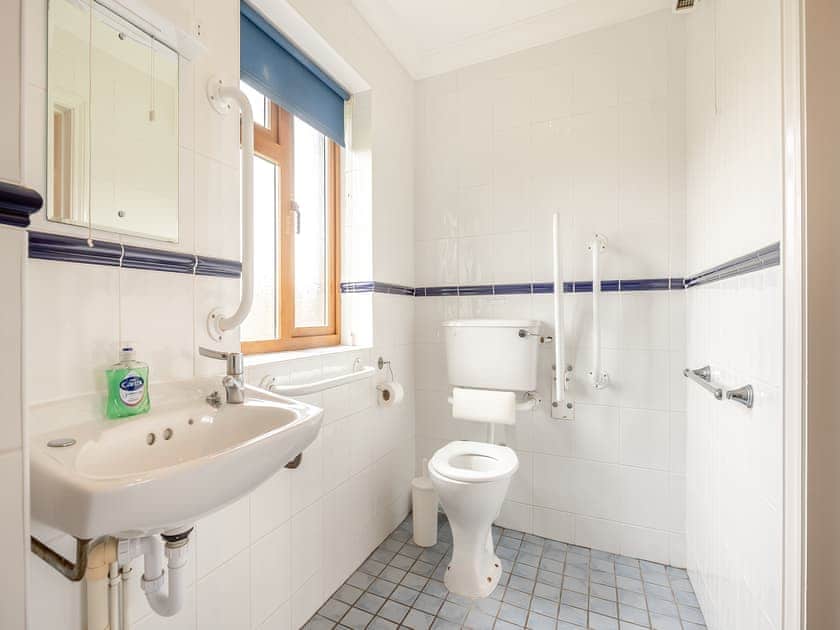 Bathroom | Dairy Cottage - Linley Farm Cottages, St Osyth