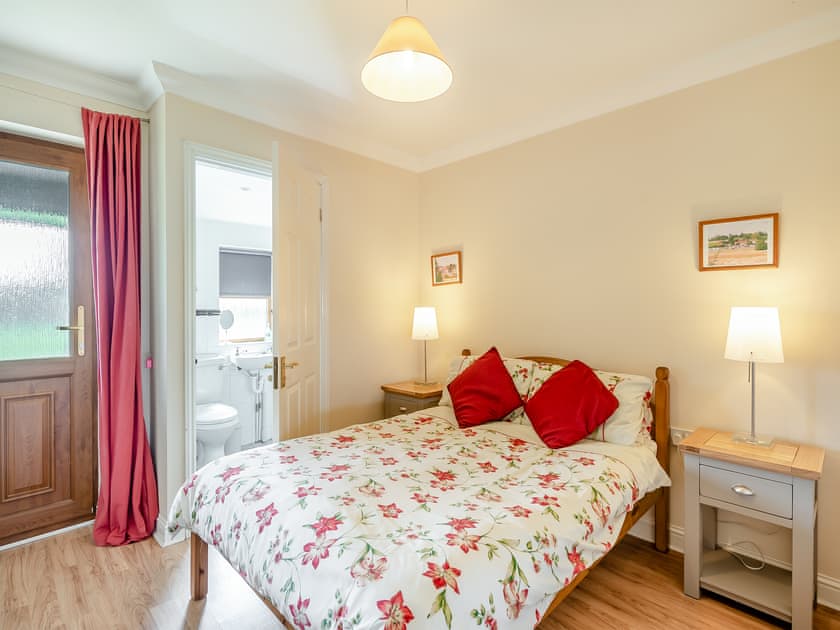 Double bedroom | Pear Tree Cottage - Linley Farm Cottages, St Osyth