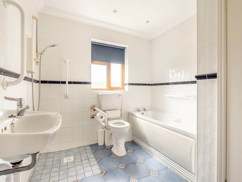 Bathroom | Orchard Cottage - Linley Farm Cottages, St Osyth