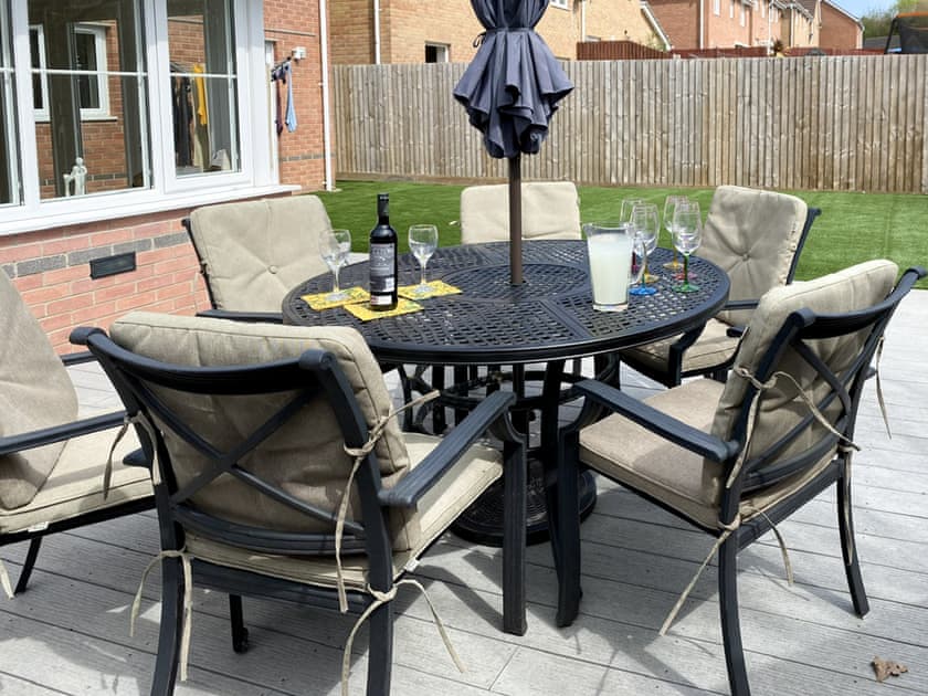 Outdoor eating area | Chestnut House, Bridgend