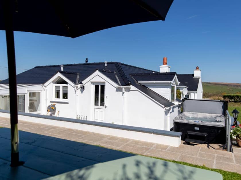 Sitting-out-area | Southwood Cottage, Newgale