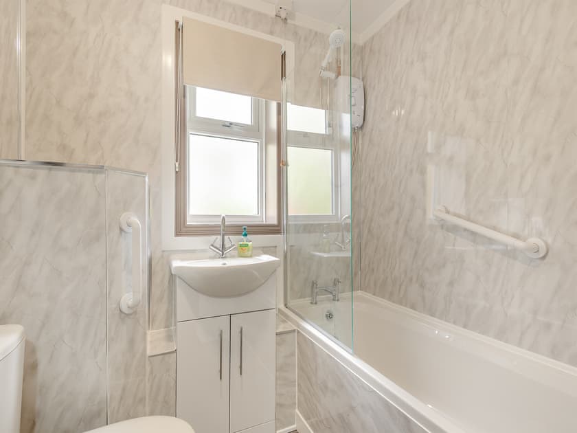 Bathroom | Teal - Lakeside Retreats, Marston
