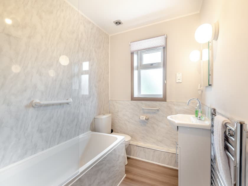 Bathroom | Kingfisher - Lakeside Retreats, Marston