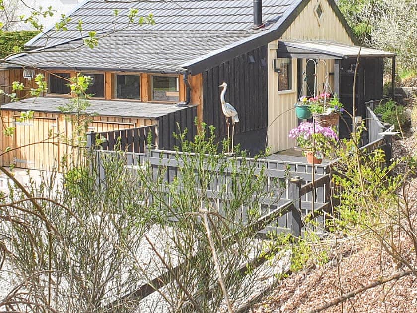 Exterior looking towards the patio area | Heron’s Rest Cottage - Milton, Drumnadrochit, near Inverness