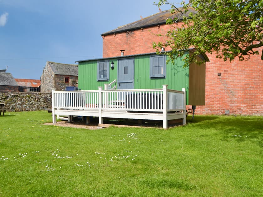 Exterior | Ryan’s Shepherds Hut - The Garrison, Bowness-on-Solway