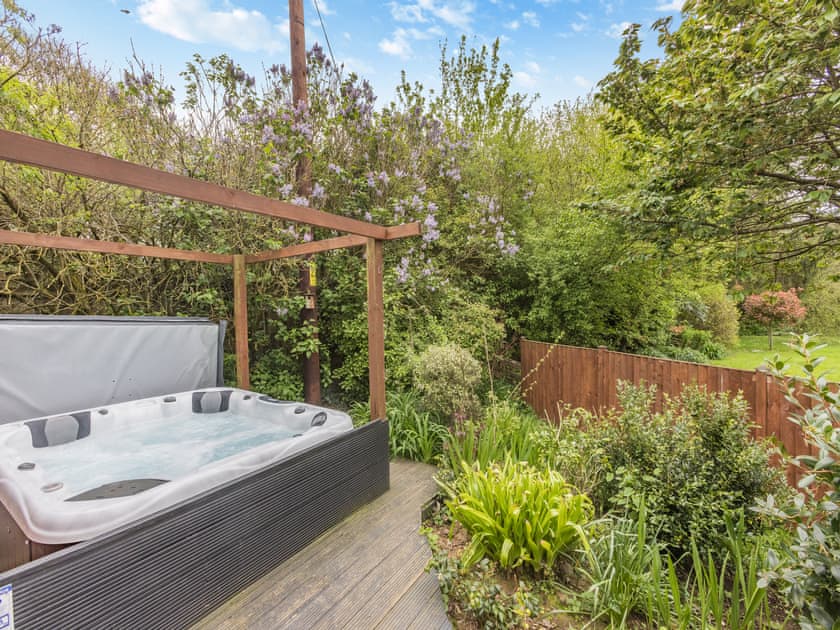 Hot tub | Garden View Cottage - Brooklands Farm Cottages, Woodbury Salterton, near Exeter