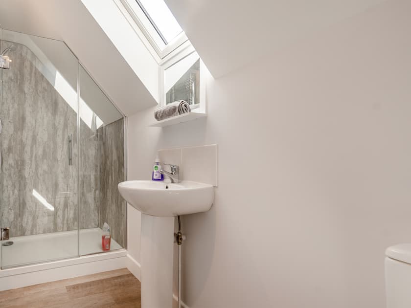 Shower room | Trip the Daisy - Tanglin Farm, Brinkworth