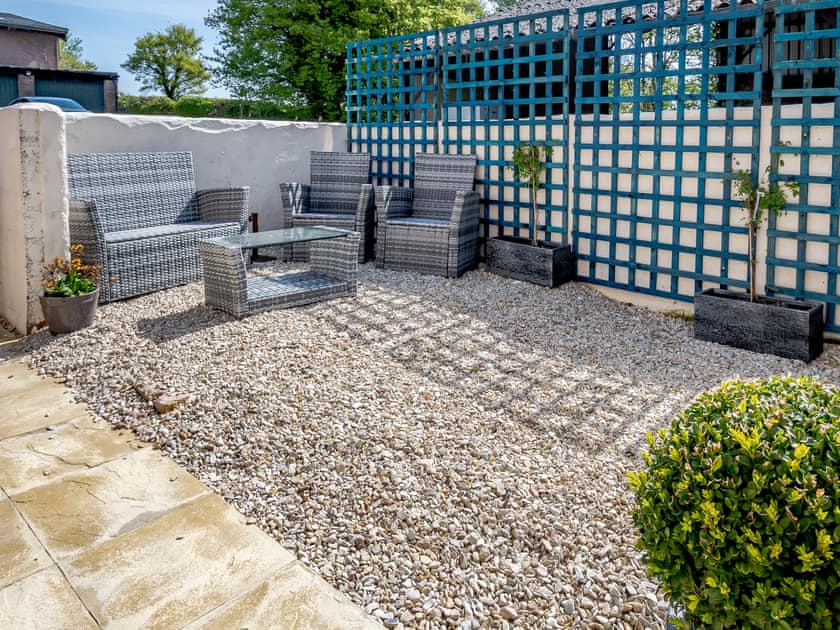 Sitting-out-area | Trip the Daisy - Tanglin Farm, Brinkworth