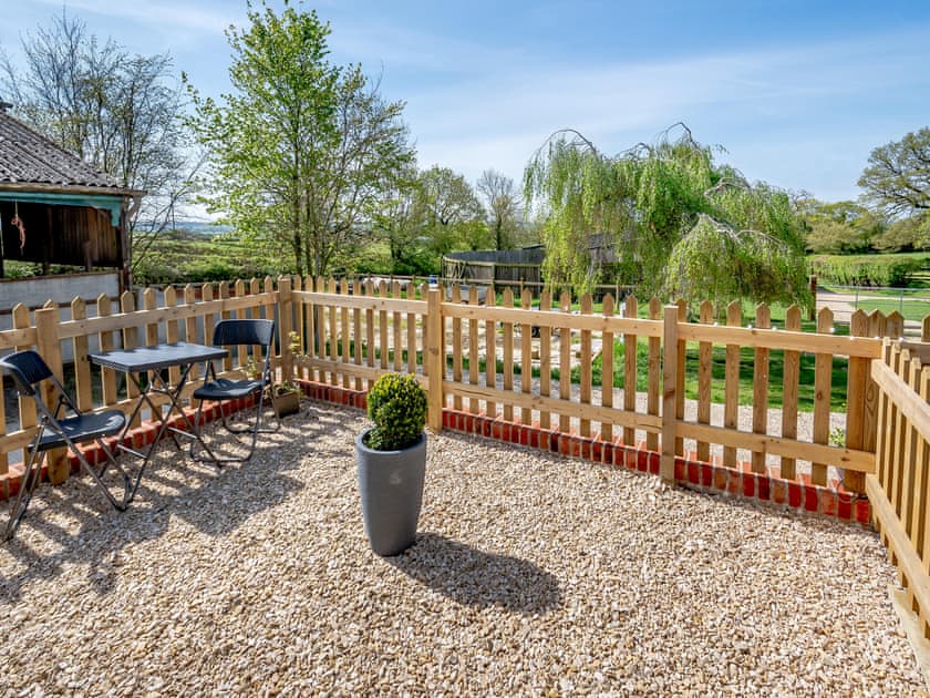 Sitting-out-area | Trip the Daisy - Tanglin Farm, Brinkworth