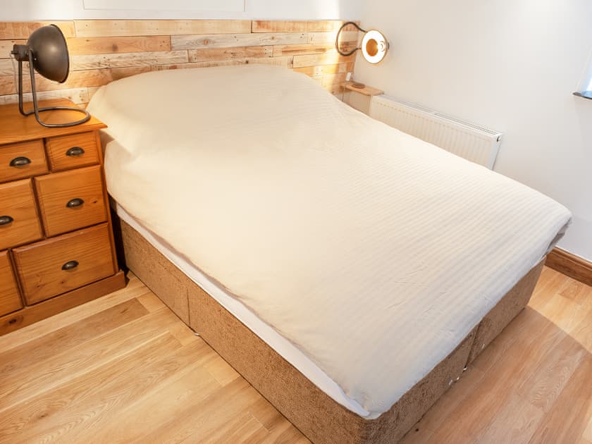 It can either be a king size bed or two single beds with thick premier mattresses | Old Quay, Newlyn