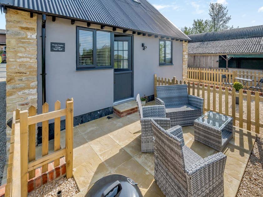 Sitting-out-area | Wonky Donkey - Tanglin Farm, Brinkworth