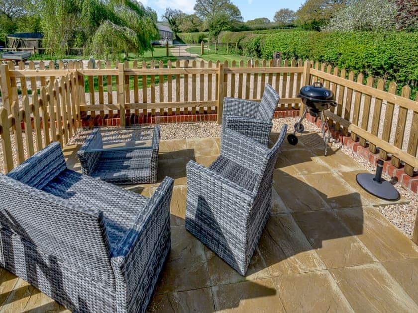 Sitting-out-area | Wonky Donkey - Tanglin Farm, Brinkworth