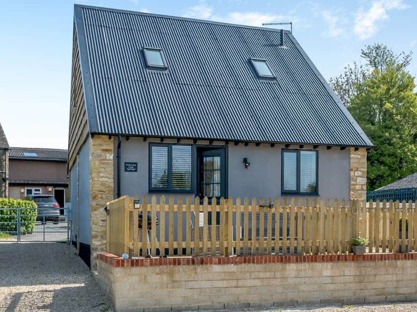 Exterior | Wonky Donkey - Tanglin Farm, Brinkworth