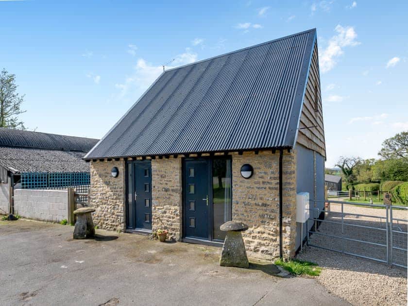 Exterior | Wonky Donkey - Tanglin Farm, Brinkworth