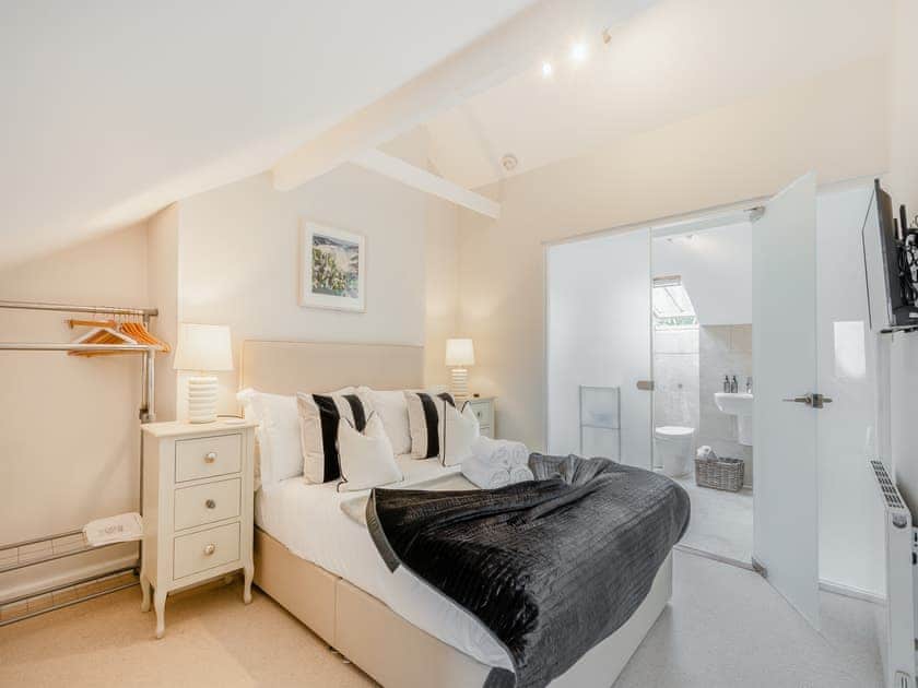 Double bedroom | Toffee Apple, Dartmouth