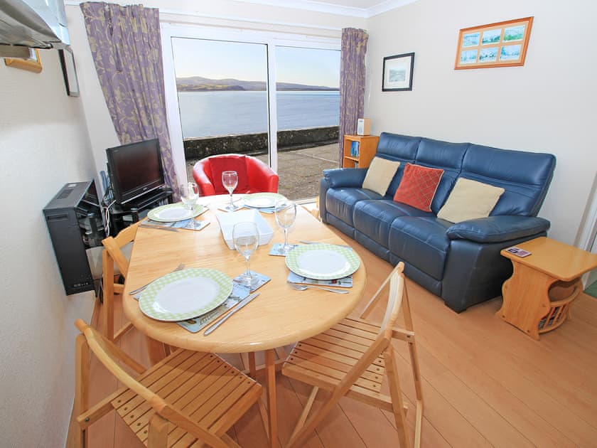 Open plan living space | Estuary Flat With Views, Porthmadog