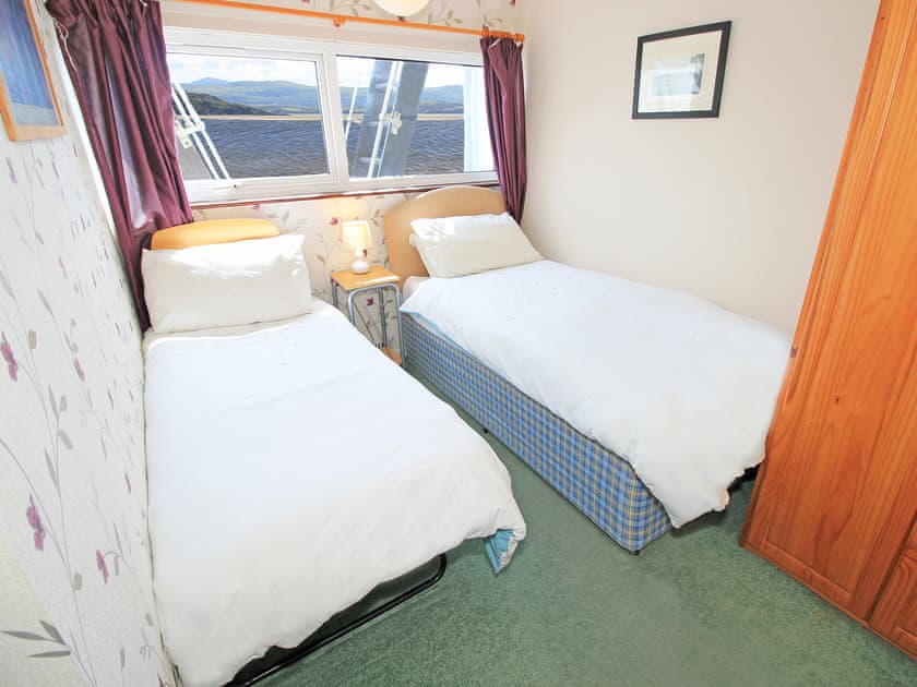 Twin bedroom. 1 single bed and 1 pop-up small single bed for a child  | Estuary Flat With Views, Porthmadog