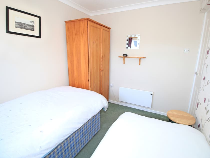 Twin bedroom. 1 single bed and 1 pop-up small single bed for a child  | Estuary Flat With Views, Porthmadog