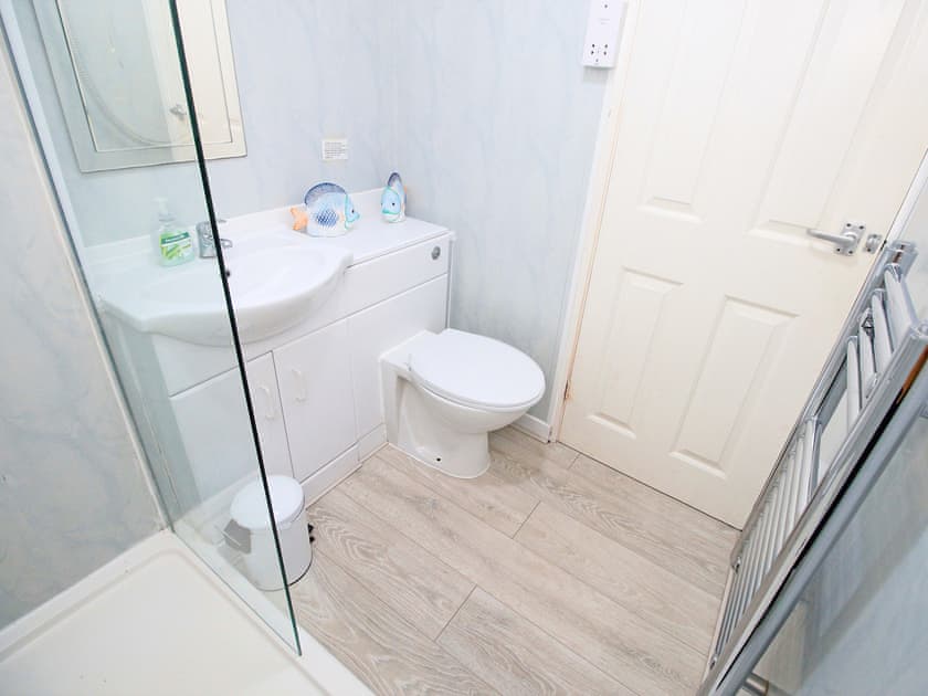 Shower room | Estuary Flat With Views, Porthmadog