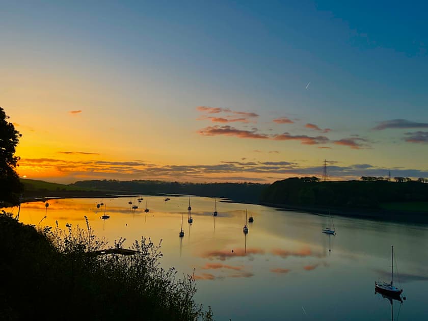 Beautiful reflections on the water at sunrise | Badger Lodge, Burton