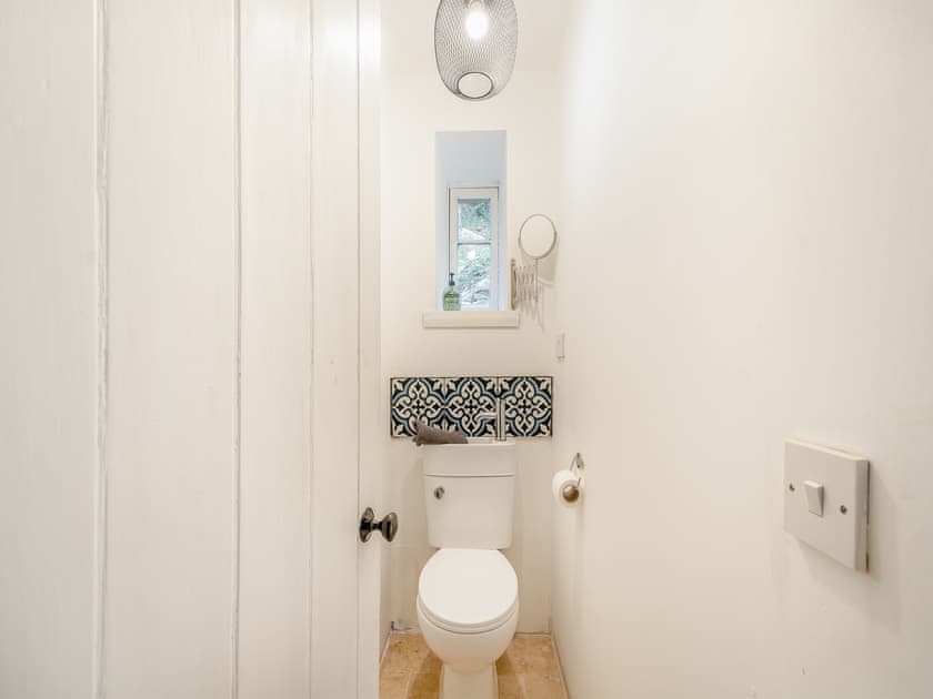 Separate toilet | Eckford Annex - Eckford Cottage - Eckford Cottages, Dunoon