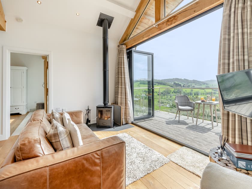 Oaklands Glamping and Treehouse Heartwood Treehouse in Llangyniew