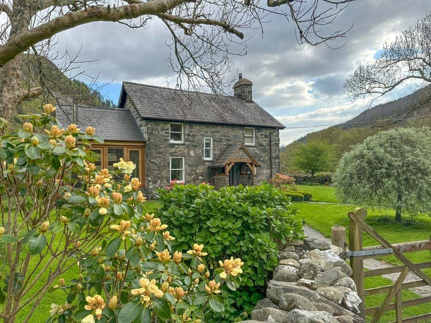 Well maintained garden | Dol Y Clochydd, Llanfachreth, near Dolgellau