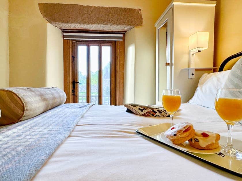 Double bedroom | Hartle - Harthill Hall, Alport, near Bakewell