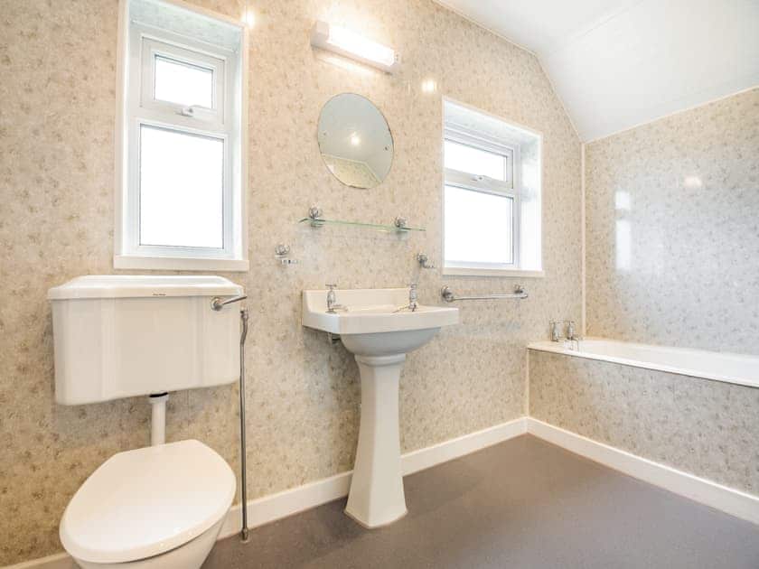 Bathroom | Ty Canol, Pencaerau, Rhiw, Pwllheli