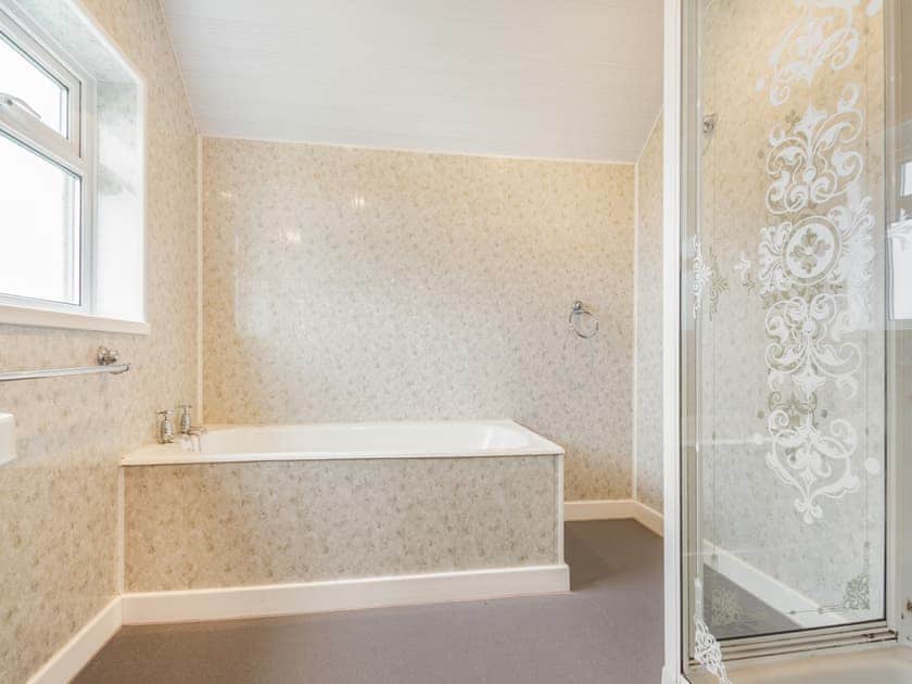 Bathroom | Ty Canol, Pencaerau, Rhiw, Pwllheli