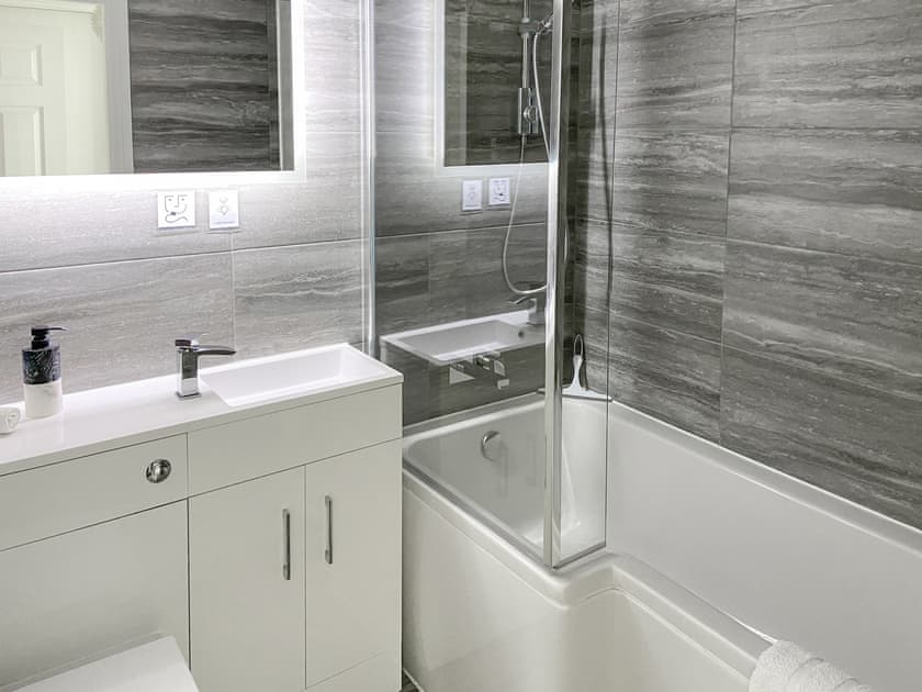 Downstairs en-suite bathroom  | The Long House, Middle Aston, near Bicester