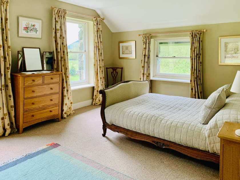 Spacious en-suite master bedroom | Dol Y Clochydd, Llanfachreth, near Dolgellau