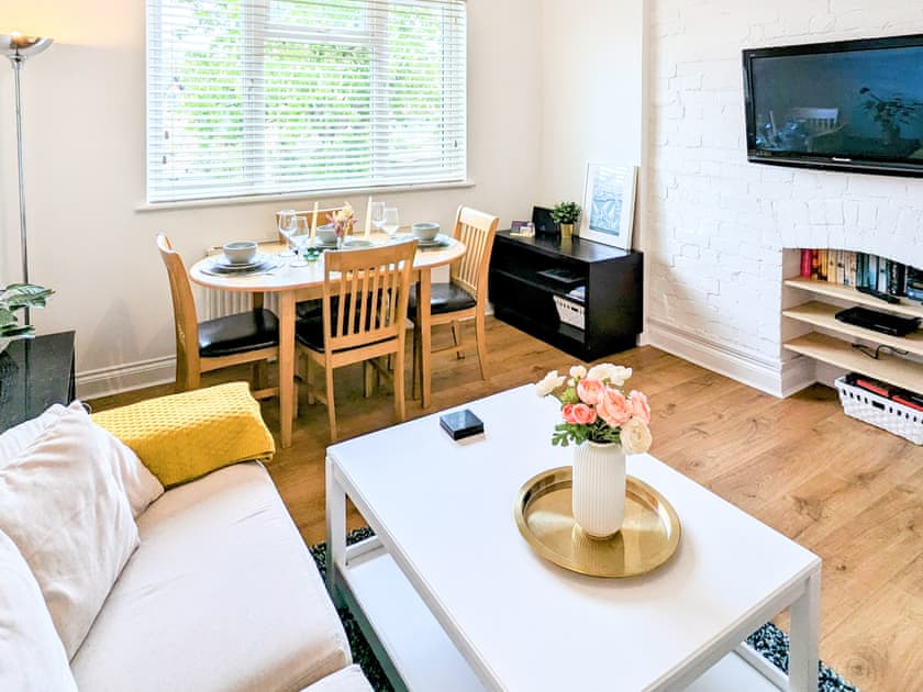 Living room/dining room | 7 Goodrington Lodge - Goodrington Lodge, Paignton