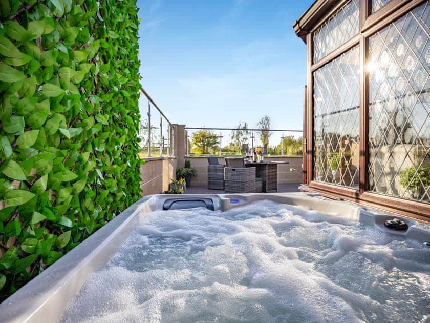 Hot tub | Clay Lake CottagesDad’s Shed, Alvingham