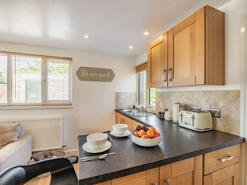 Kitchen | Clay Lake CottagesDad’s Shed, Alvingham