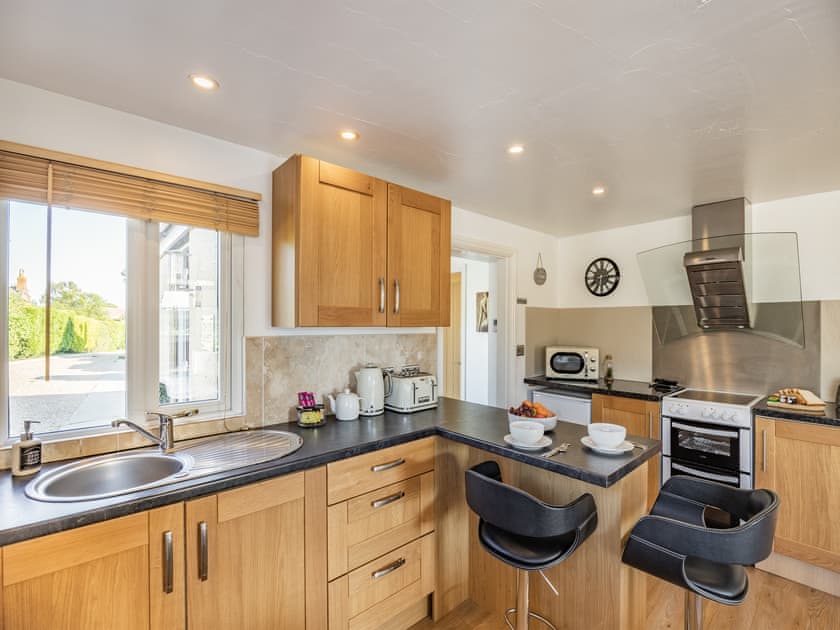 Kitchen | Clay Lake CottagesDad’s Shed, Alvingham