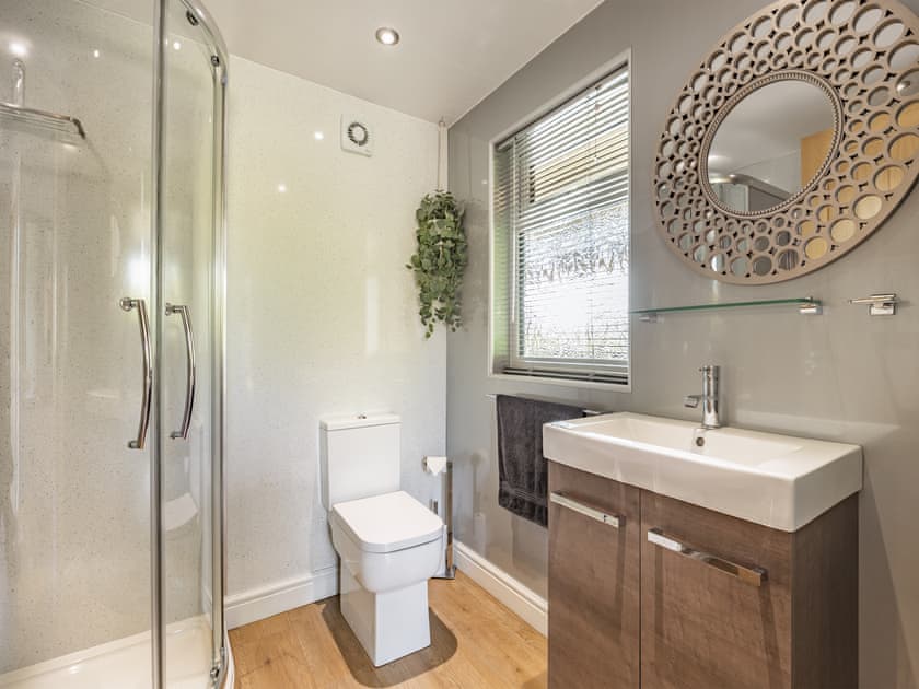 Shower room | Clay Lake CottagesDad’s Shed, Alvingham