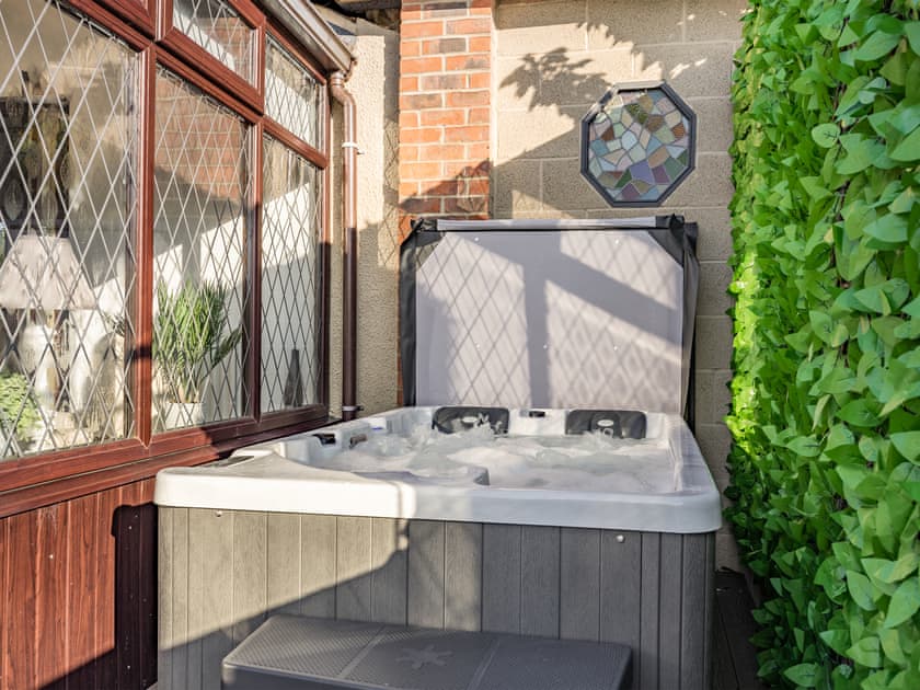 Hot tub | Clay Lake CottagesDad’s Shed, Alvingham