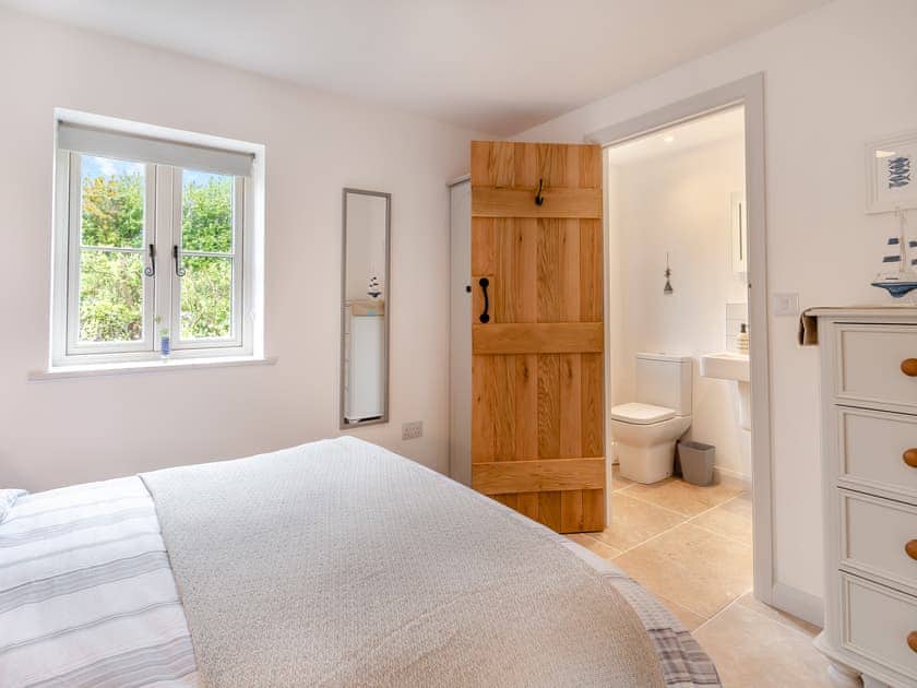 Double bedroom en-suite | Caerau Bach, Trefin, near St David’s