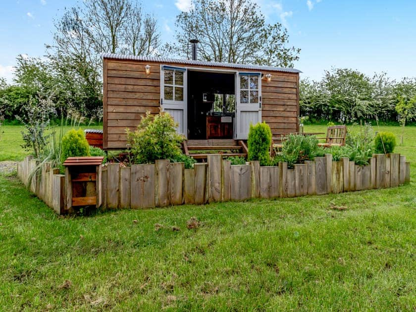 Exterior | Willow Shepherd’s Hut - Shropshire Glamping, Telford