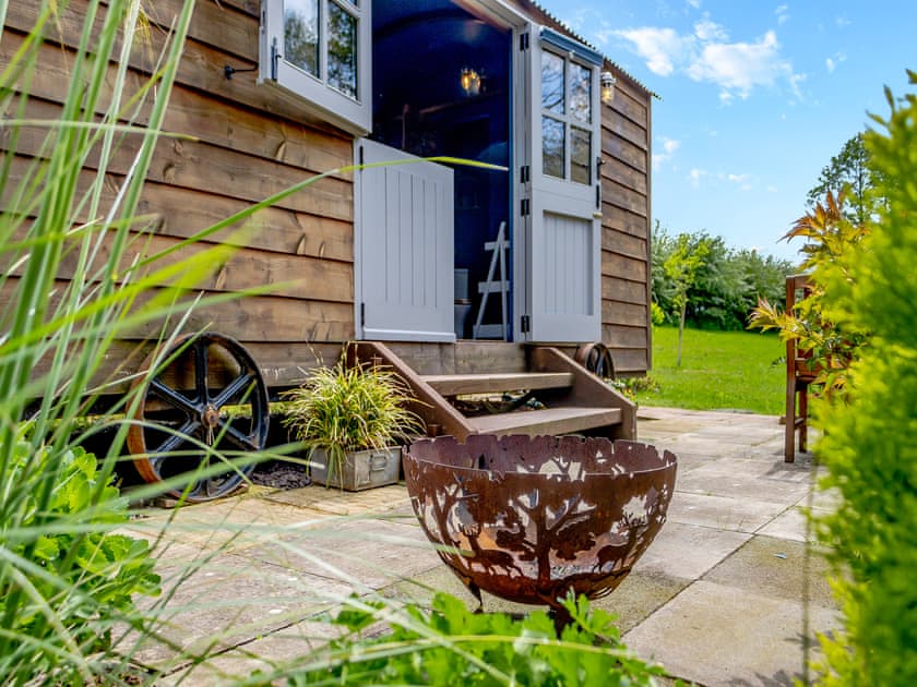 Patio | Willow Shepherd’s Hut - Shropshire Glamping, Telford