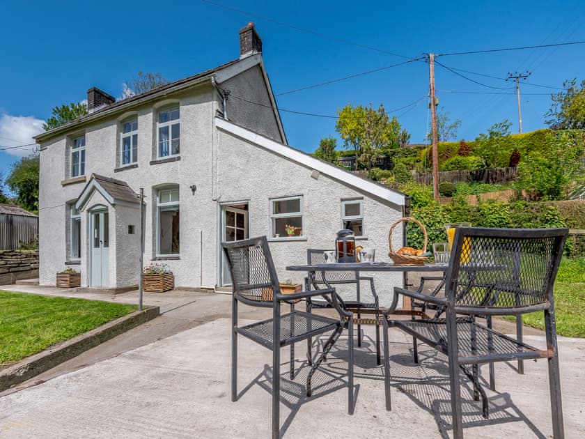 Sitting-out-area | Jackdaw Cottage, Knighton
