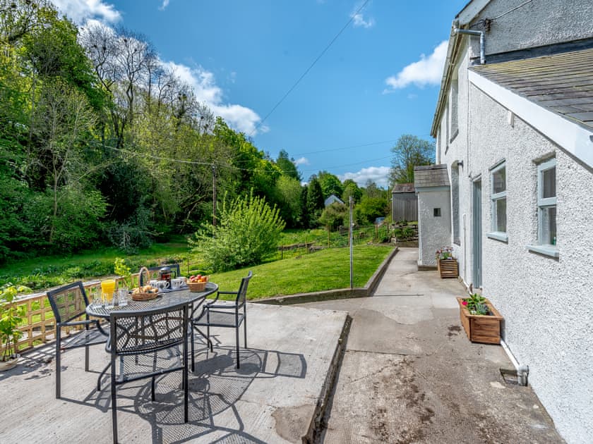 Sitting-out-area | Jackdaw Cottage, Knighton