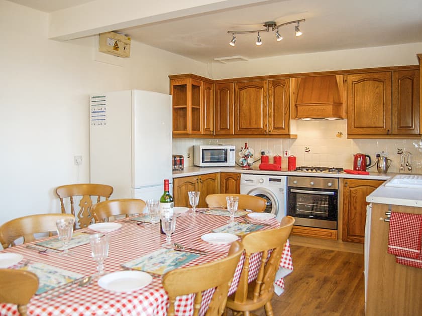 Kitchen/diner | Angorfa Family Holiday House, Aberdovey