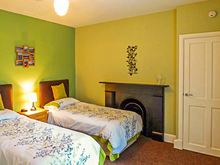 Twin bedroom | Abermaw Apartment, Barmouth